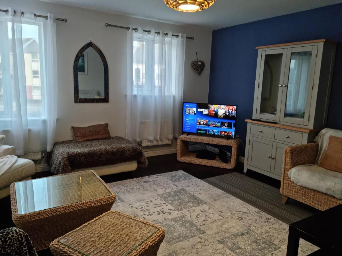 פורט טלבוט Sea Escape The Tardiis Beachfront Location Aberavon Beach Sea Views Driveway Parking מראה חיצוני תמונה