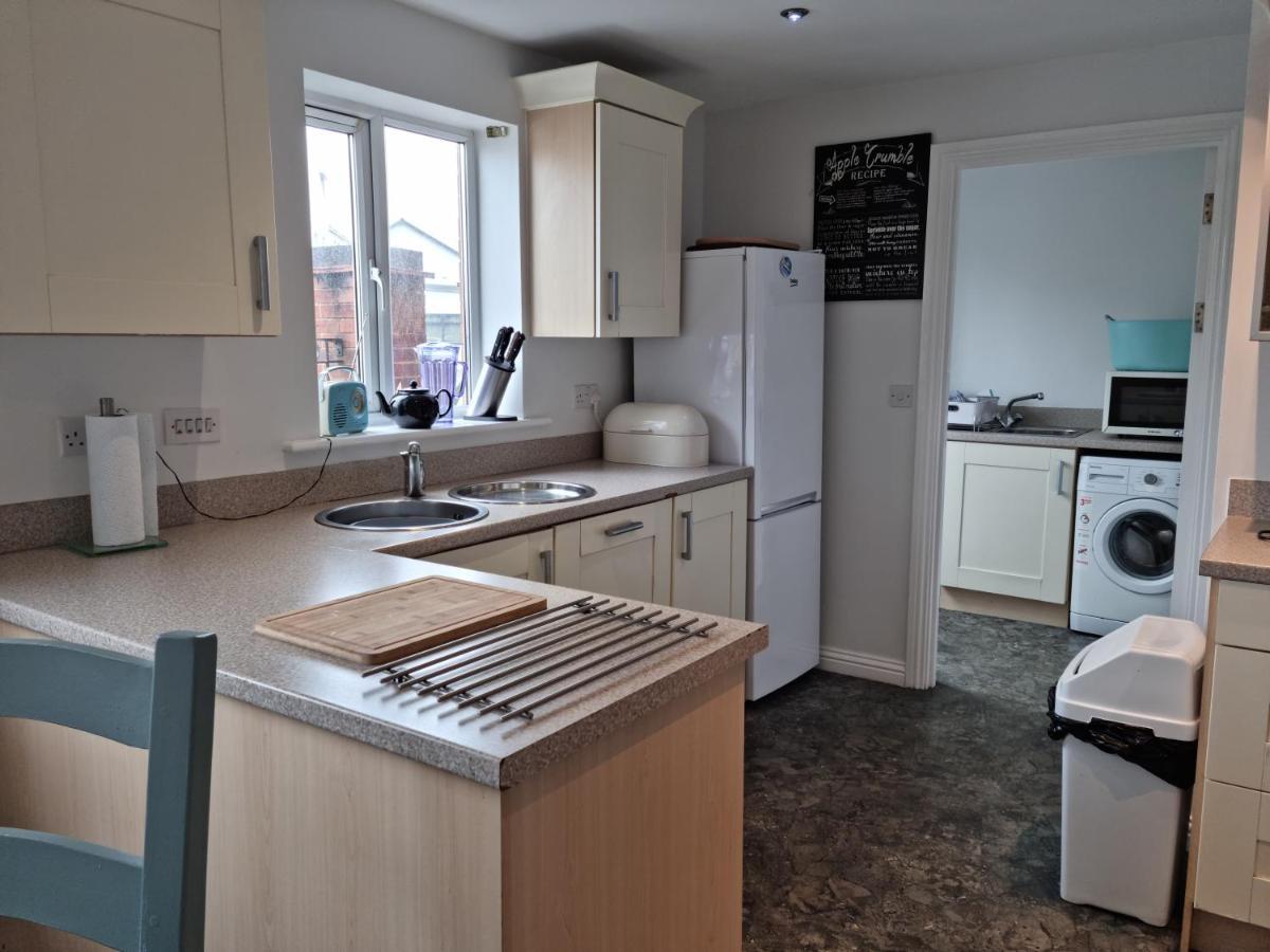 פורט טלבוט Sea Escape The Tardiis Beachfront Location Aberavon Beach Sea Views Driveway Parking מראה חיצוני תמונה