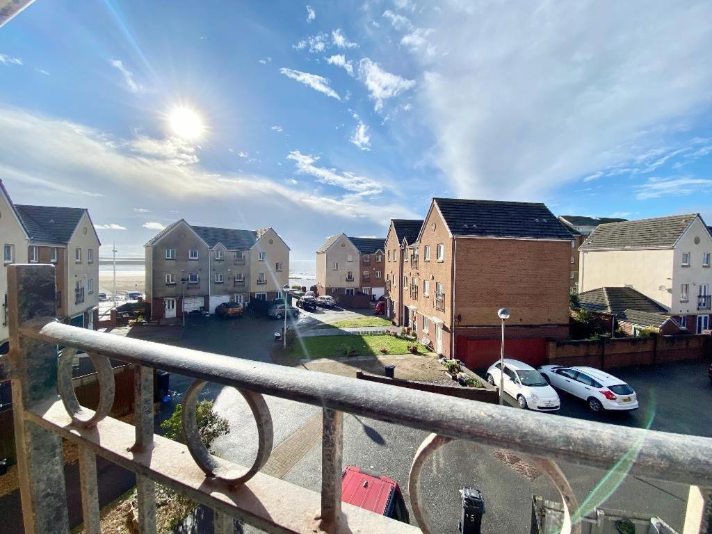 פורט טלבוט Sea Escape The Tardiis Beachfront Location Aberavon Beach Sea Views Driveway Parking מראה חיצוני תמונה